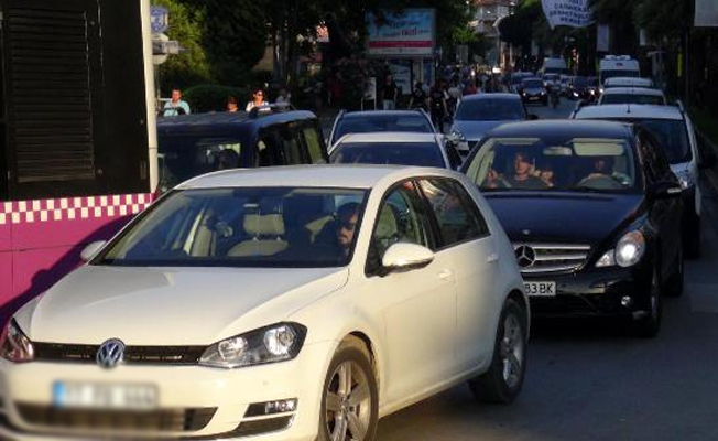 2 kilometrelik araç kuyruğu