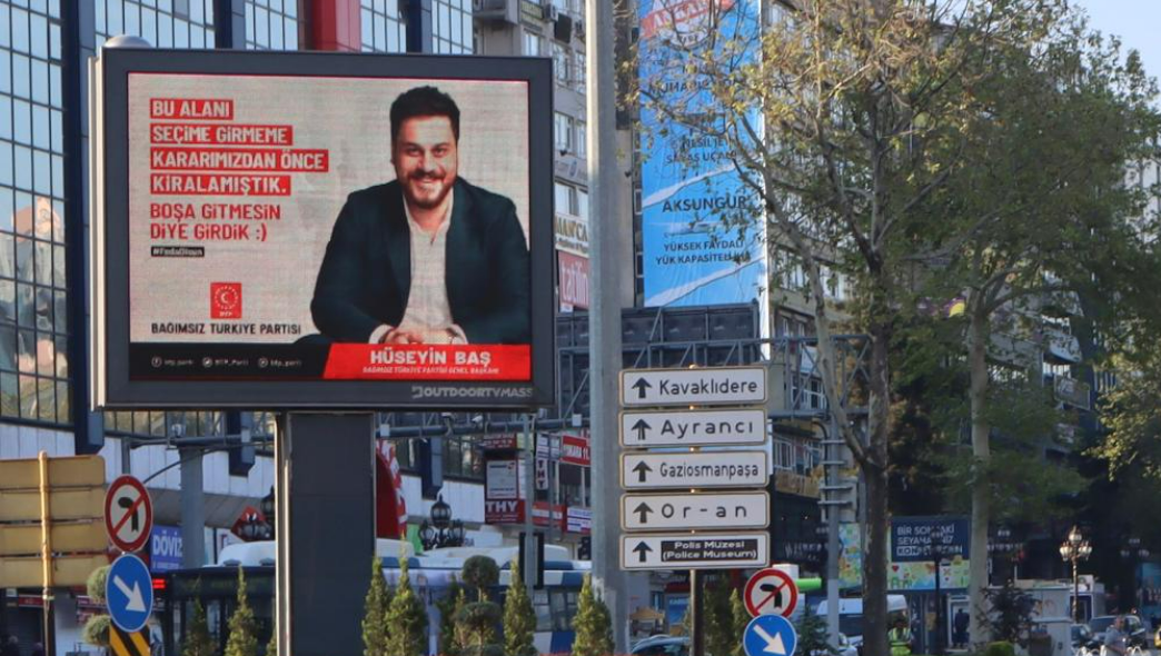 Hüseyin Baş'tan gülümseten seçim billboardu