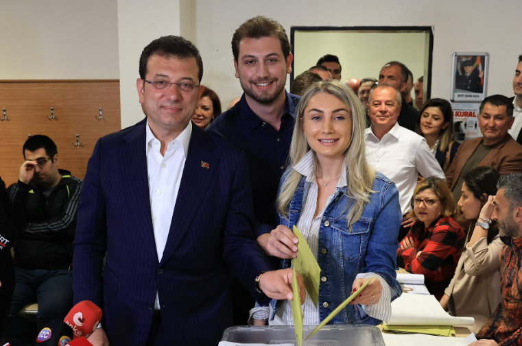 Ekrem İmamoğlu ve Dilek İmamoğlu oyunu kullandı