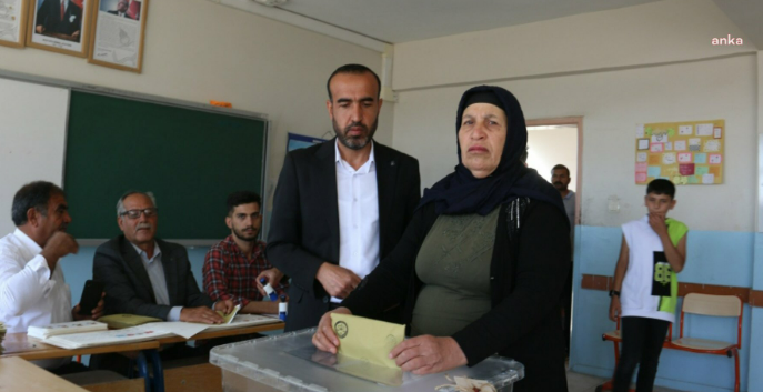 Emine Şenyaşar ve oğlu Ferit Şenyaşar, Şanlıurfa'da oyunu kullandı