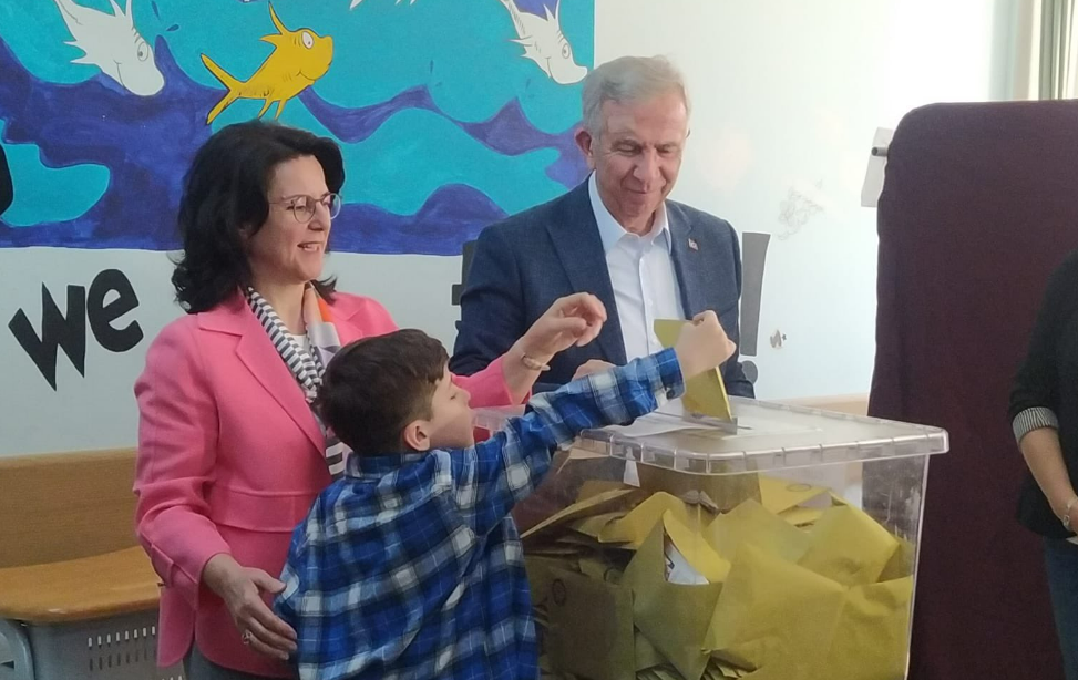 Mansur Yavaş eşi ve torunu ile birlikte oy kullandı: "Katılım çok yüksek, değişim ihtiyacı belli"
