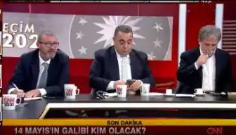 Ahmet Hakan canlı yayında elektronik sigara içti