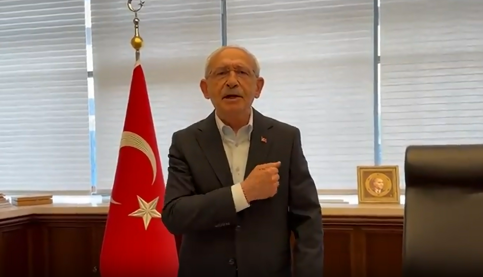 Kılıçdaroğlu masaya vurarak seslendi: "Buradayız. Sonuna kadar mücadele"