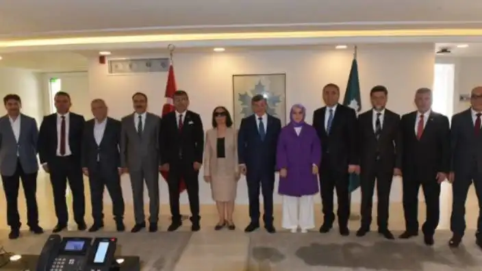 CHP'nin oylarıyla Meclis'e giren Gelecek Partisi'nin toplantısı tepki çekti! Davutoğlu o paylaşımını tepkiler üzerine sildi