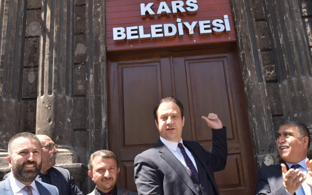 CHP'li Alp, Kars Belediyesi önünde: "28 Mayıs’ta seçimi kazandığımız gün bu kayyum buradan gidecek"