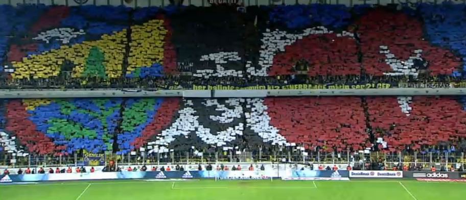 Fenerbahçe - Trabzonspor maçında taraftar: "Türkiye laiktir, laik kalacak"