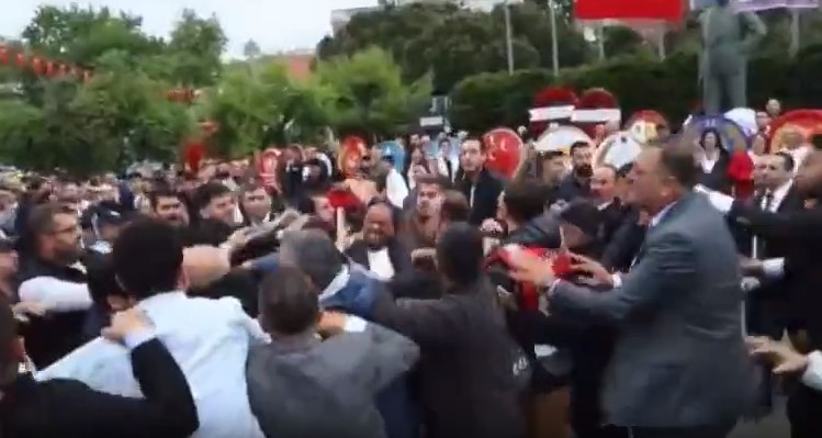 Ülkü Ocakları ve CHP Gençlik Kolları birbirine girdi