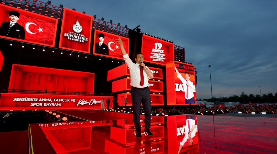 İstanbul'da coşkulu 19 Mayıs kutlaması! İmamoğlu: "Gençlerin özgürlüğünü elinden almaya kalkanların vakti doldu"