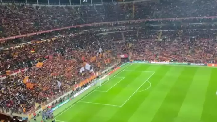 Galatasaray taraftarı stadı 'Mustafa Kemal'in askerleriyiz' tezahüratıyla inletti