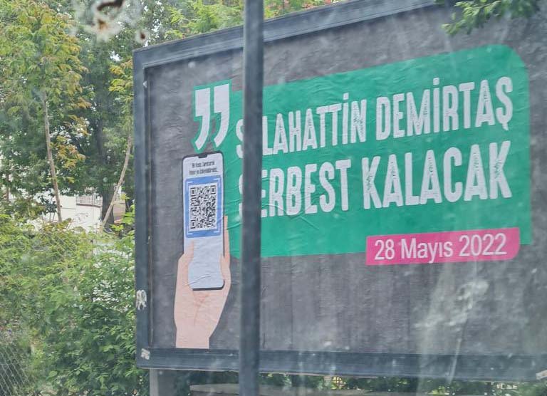 Nevşehir Belediyesi kentteki panolara muhalefet aleyhine afişler astı