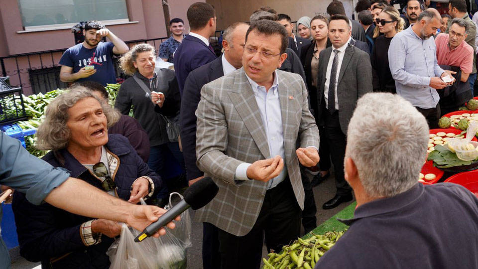 İmamoğlu'ndan pazar tezgahında Erdoğan'a gönderme: 'Montaj değil gerçek. 5 liraya 5 erik'