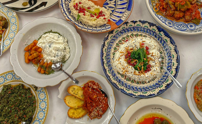 Masayı donattılar, depremzedeleri kırık tabaklarla andılar! 'Deprem konsepti'ne tepki yağdı
