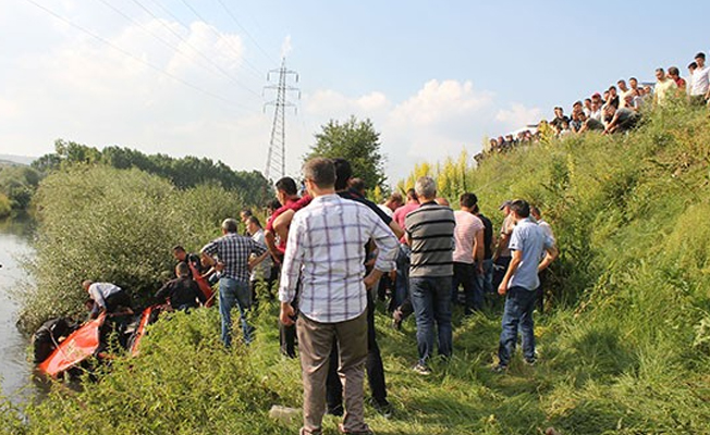 Kütahya'da otomobil çaya devrildi: Anne ve kızı hayatını kaybetti
