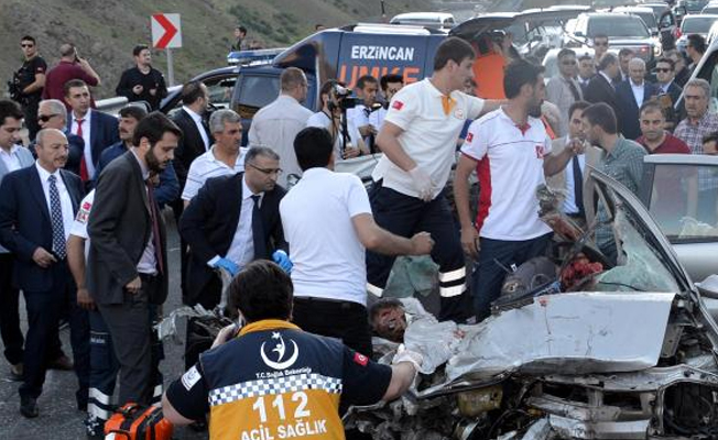 Başbakan Yıldırım, 5 ölümlü kazayı görünce konvoyu durdurdu