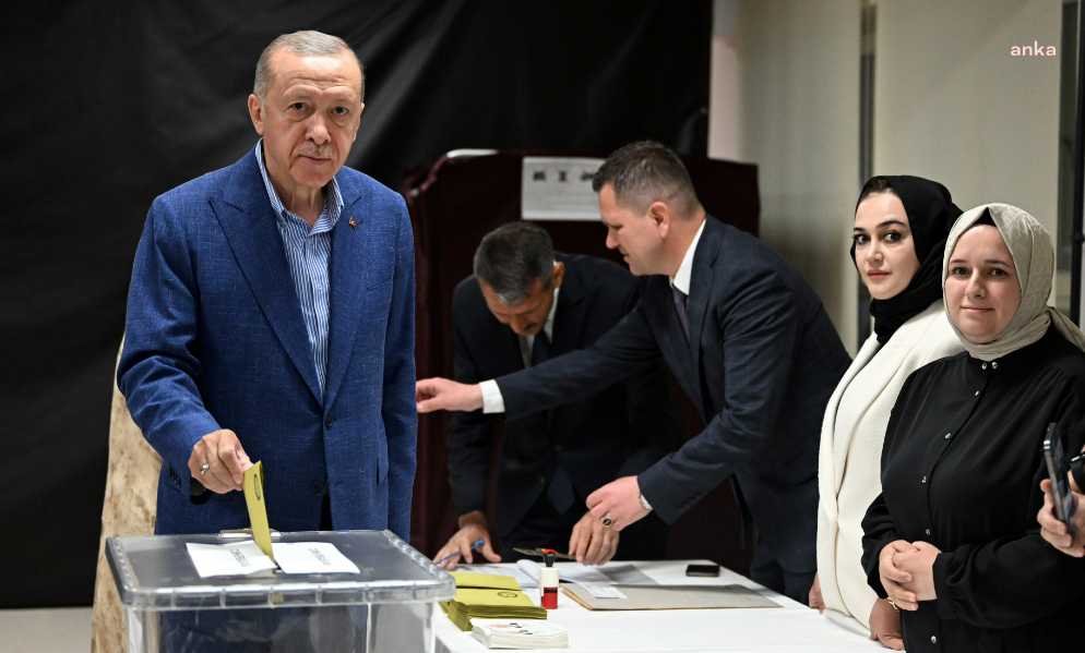 Erdoğan, İstanbul Üsküdar’da oyunu kullandı: "Türkiye, demokratik bir mücadelesini en güzel şekilde verdi"