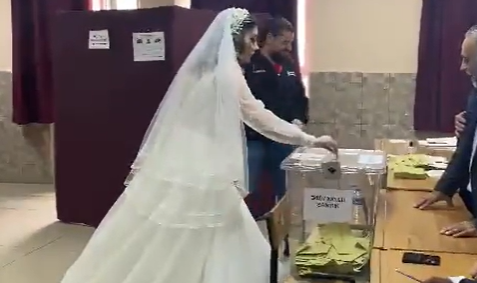 Gelinlik ve damatlıkla oy vermeye geldiler