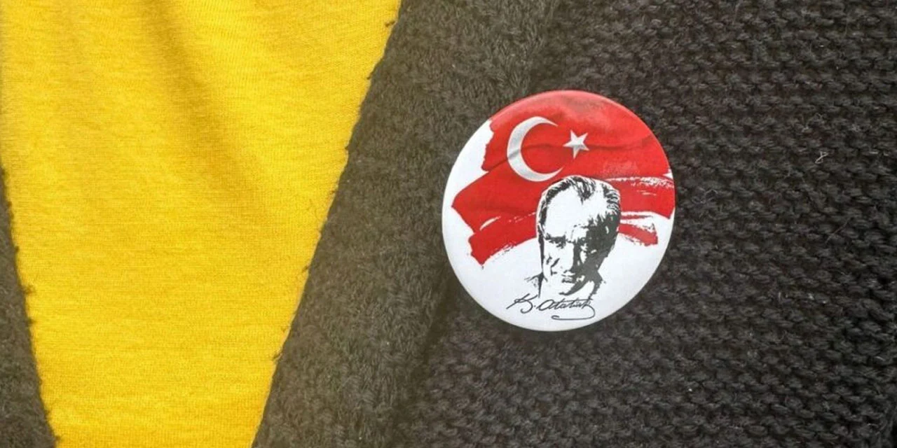 AKP itiraz etti! Atatürk rozeti ve Türk Bayrağı siyasi simge sayıldı