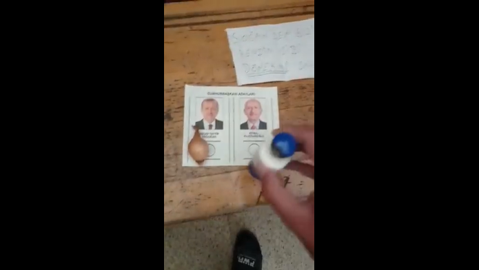 Seçimden ilginç görüntüler... Sinan Oğan'a soğanlı gönderme!