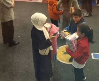 Seçim yasakları AKP'ye işlemiyor! Erdoğan oy kullandığı okulda para, oyuncak ve tişört dağıttı