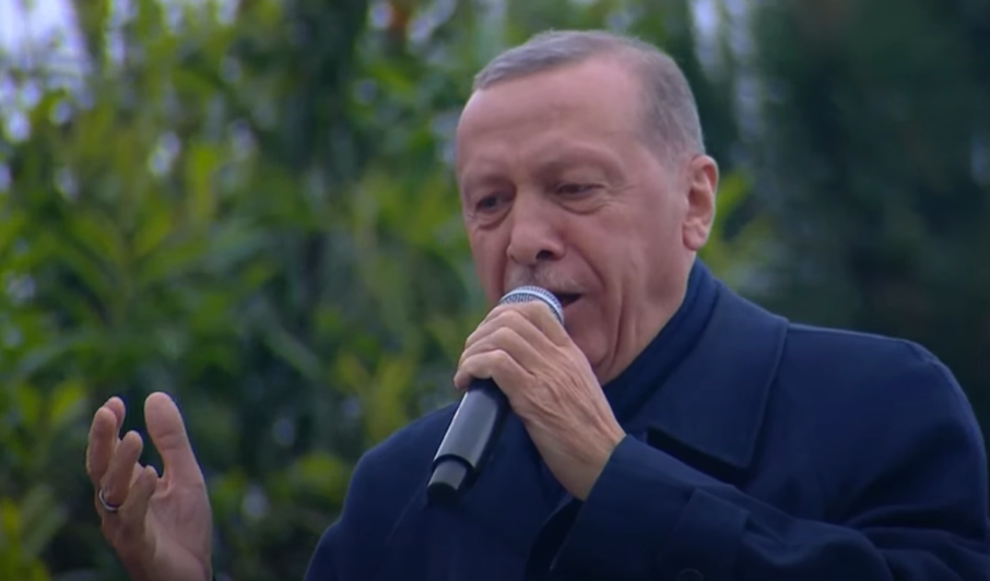Erdoğan, Kısıklı'daki evinin önünde şarkı söyledi
