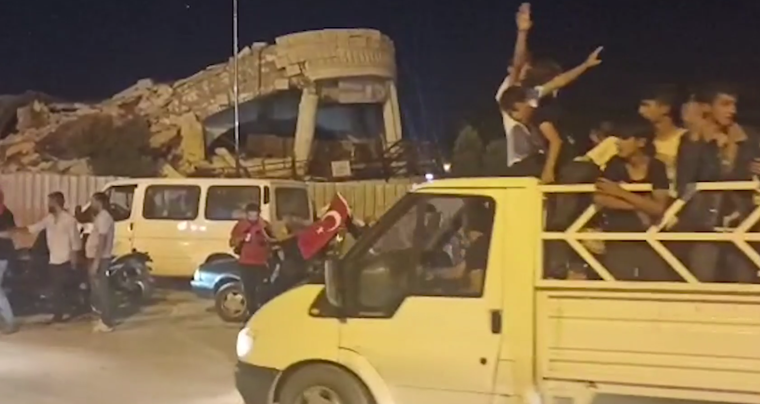 AKP'liler Hatay'da enkazın önünde seçimi kutladı