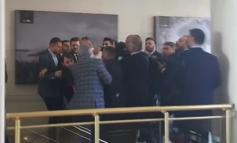 AKP'li İBB Meclis üyeleri Medyascope muhabirine saldırdı! Yumruklar havada uçuştu
