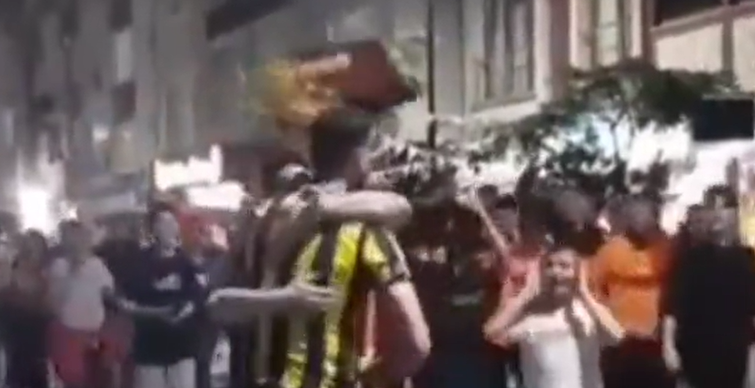 Fenerbahçe taraftarını Galatasaraylılar teselli etti