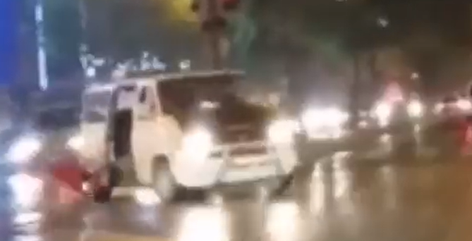 Konya'daki AKP kutlamalarında bir kişi minibüsten düştü