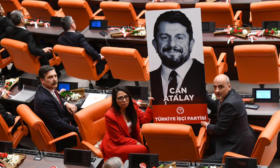 Hatay'da 75 bin 658 kişinin iradesi hapishanede tutuklu kaldı! Can Atalay, Meclis'te yemin edemedi... Sera Kadıgil tepki gösterdi