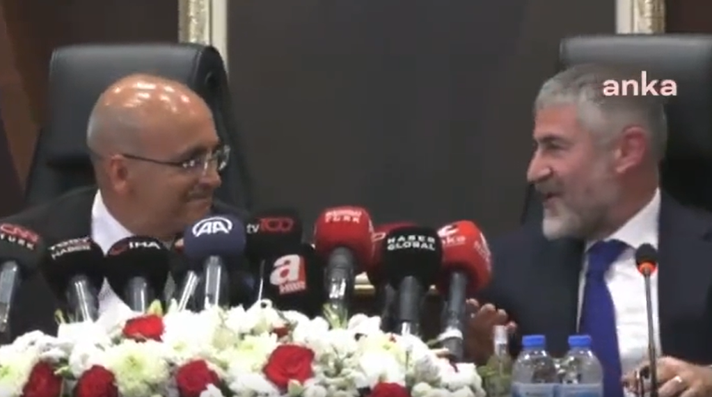Nureddin Nebati, görevi Mehmet Şimşek'e devrederken "oh" çekti