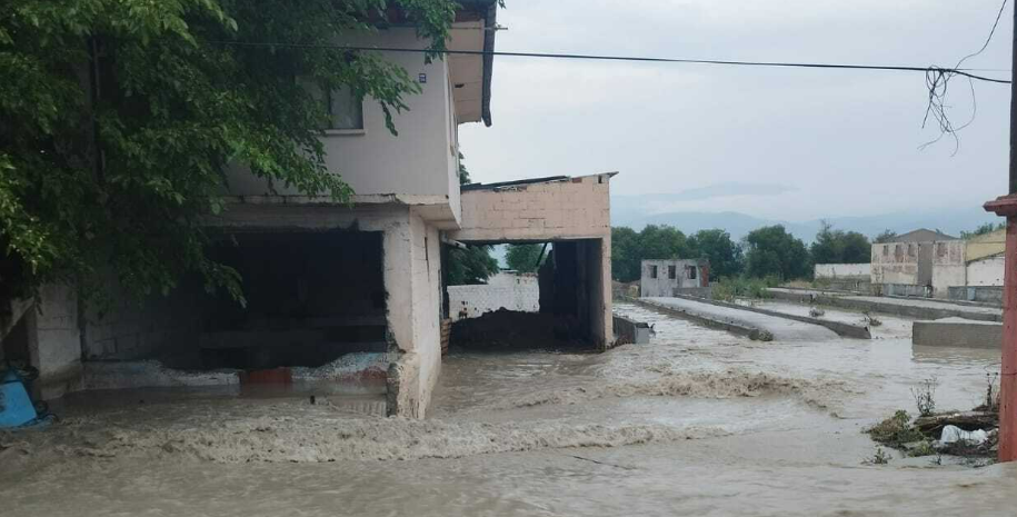 Denizli'de ev ve iş yerleri su altında kaldı
