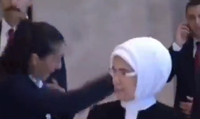 Emine Erdoğan'ın koruması pardösü gecikince sinirlendi