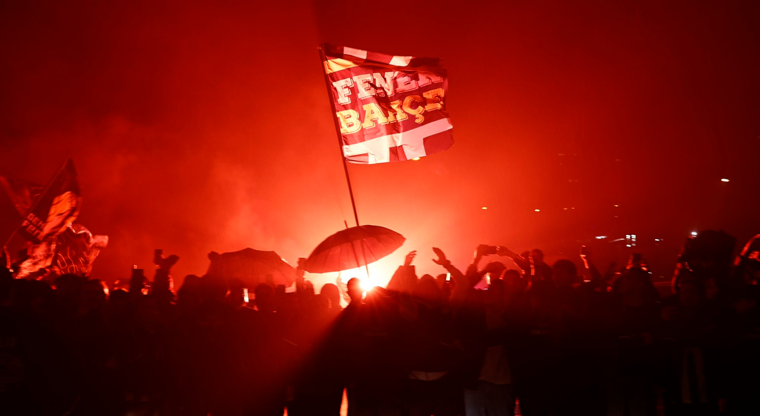 Fenerbahçe taraftarı stada yürüyor! Kadıköy ayağa kalktı