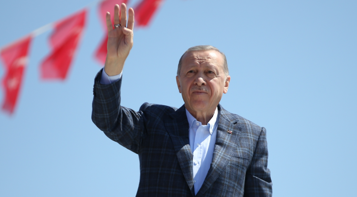 Erdoğan’ın afişine 'Hitler bıyığı' yapan 16 yaşındaki çocuk tutuklandı