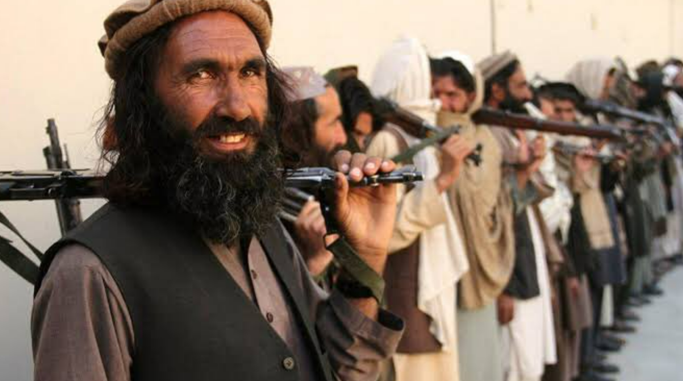 Kadınlara kan kusturan Taliban'dan bu kez erkeklere kötü haber!