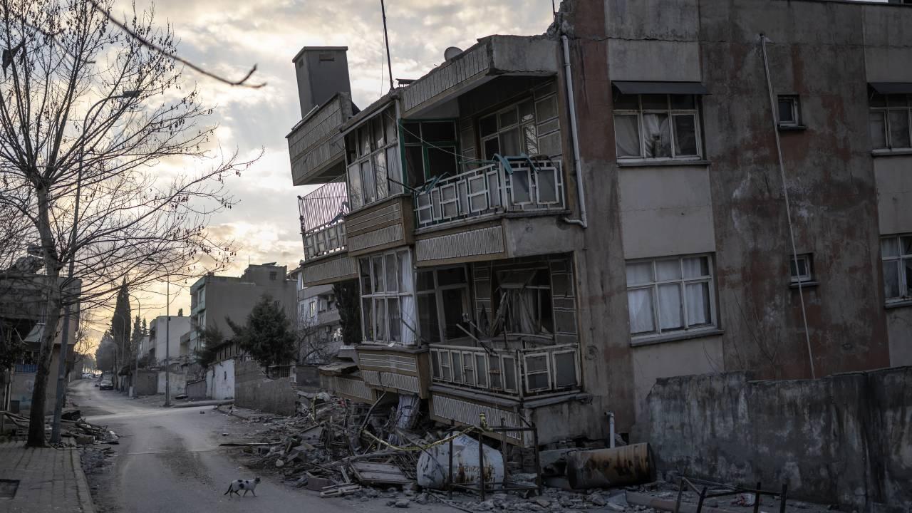 Depremzedeye bunu da yaptılar! Su sayacı, asansör motoru ve depoları boşalttılar!