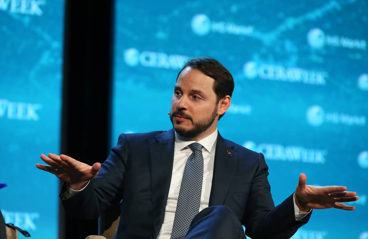 Yeni Şafak yazarı, hasar gören ekonominin faturasını Berat Albayrak'a kesti
