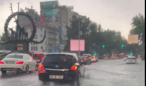 Ankara bir kez daha su altında kaldı! Sağanak yağış, sele dönüştü