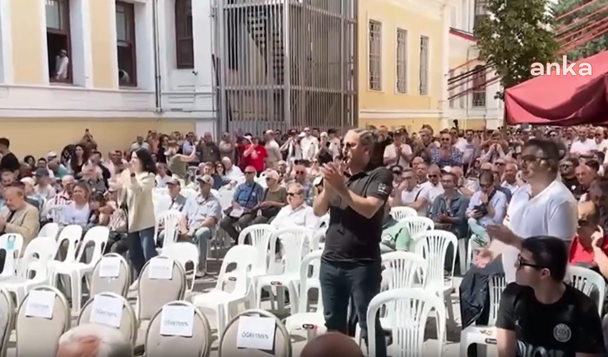 Kabataş Erkek Lisesi'nde müdür ve vakıf başkanına protesto