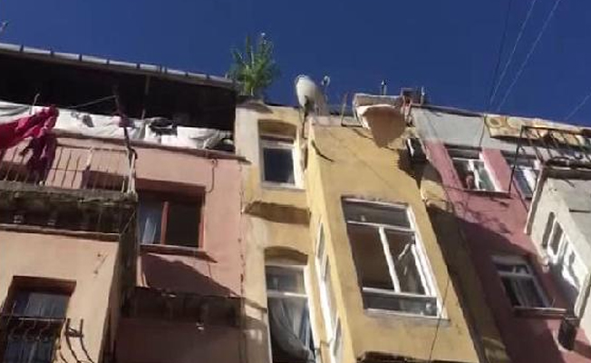 Fatih'te 4 katlı binanın çatı katı çöktü: 1 kadın öldü