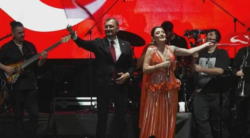 AKP'li Başkan Cüneyt Yüksel ve Melek Mosso'ya mahalle linci! Özür diledilerse de yaranamadılar