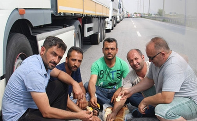 TIR'cılardan ilginç protesto: Asfaltta yumurta pişirdiler