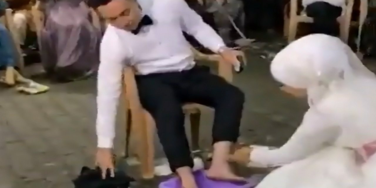 Sokak düğününde gelin, damadın ayaklarını leğenin içinde yıkadı