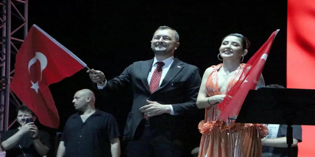 Melek Mosso konseri düzenlediği için görevden alınan Cüneyt Yüksel kimdir? Cüneyt Yüksel hangi partili?