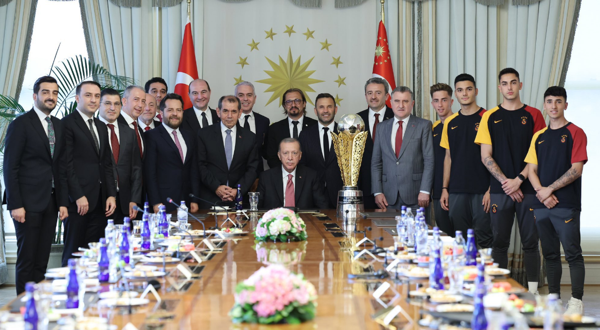 Galatasaray'dan şampiyonluk kupasıyla Erdoğan'a ziyaret