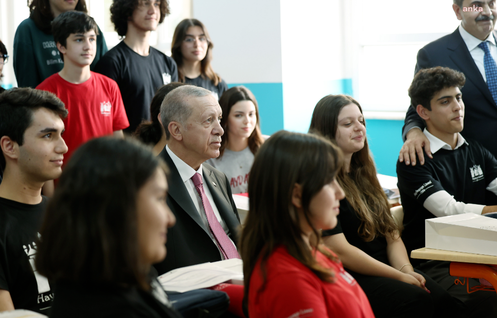 Erdoğan gençlere GSB ve Diyanet'i işaret ederek uyardı: "Merdiven altı kapkaççılara kendinizi kaptırmayın"