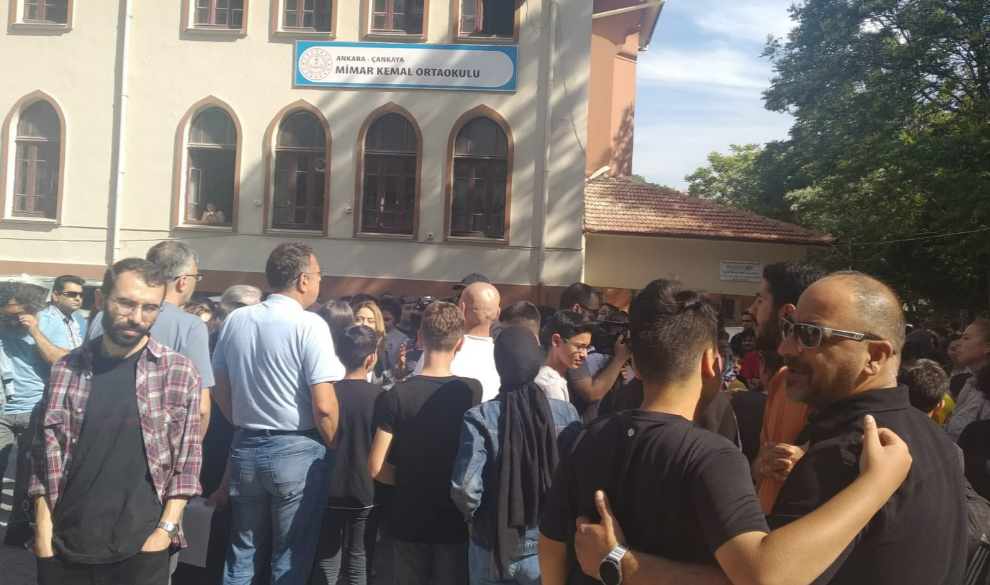 Birçok ünlü siyasetçi ve yazarın mezun olduğu tarihi okula kilit vuruldu! Gözyaşları sel oldu