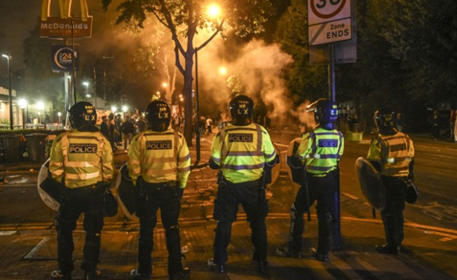 Londra'da polisle çatıştılar!