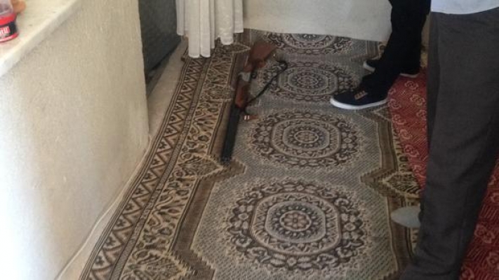 Evdeki tüfeklere dikkat! Kimse ateş etmeden yaralandı