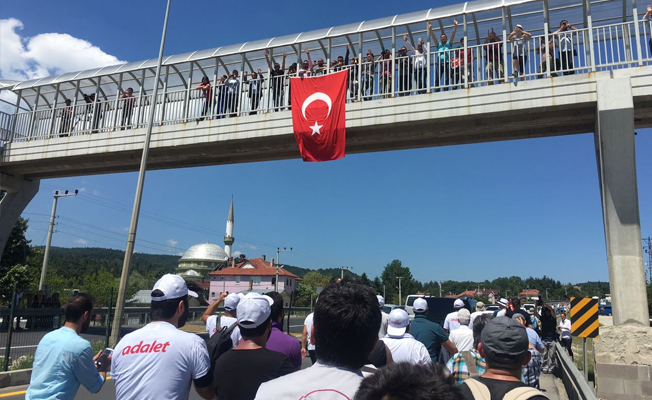 Arabanın camından Adalet Yürüyüşü'ndekilere küfür ettiler